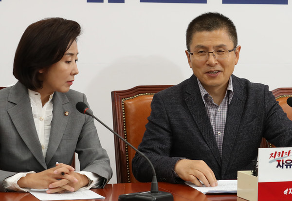 ▲ 회의 중 웃음짓는 황교안 대표.