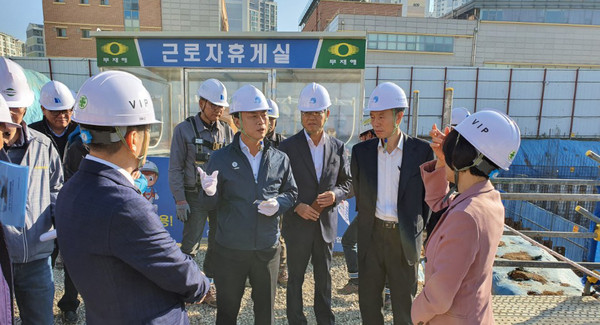 ▲ 현장 관계자들과 이야기를 나누는 이강호 남동구청장.