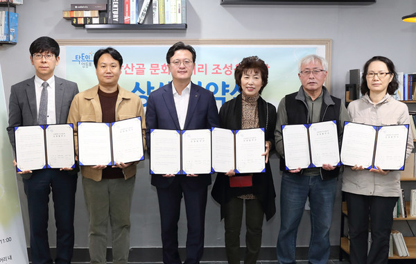 ▲ 젠트리피케이션 현상 방지 위해 상생협약을 체결한 (왼쪽부터) 홍욱선, 임차인 이소주 보노보씨 대표, 채현일 영등포구청장, 전경숙 , 이청노, 고수기 씨.