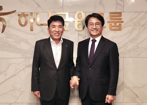 ▲ 하나금융그룹 본사 유치를 확정한 함영주 하나금융그룹 부회장(왼쪽)과 이재현 서구청장.