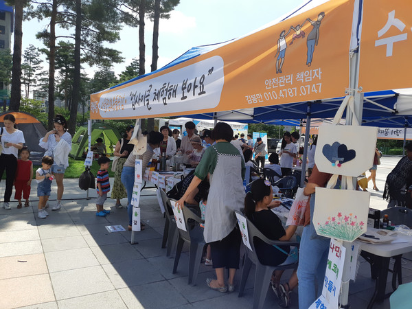▲ 성남시청 광장서 열린 ‘제6회 행복마을 한마당 축제’ 때 마을공동체 활동 체험 부스
