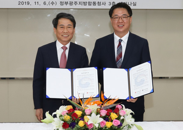 ▲ MOU을 체결한 박석현 광주지방국세청장(왼쪽)과 이승원 전남지방우정청장.