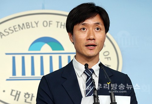 브리핑하는 유상진 대변인.