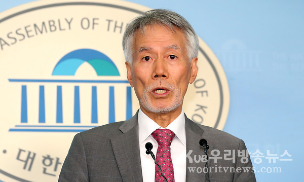 ▲ 브리핑하는 유민봉 자유한국당 의원.