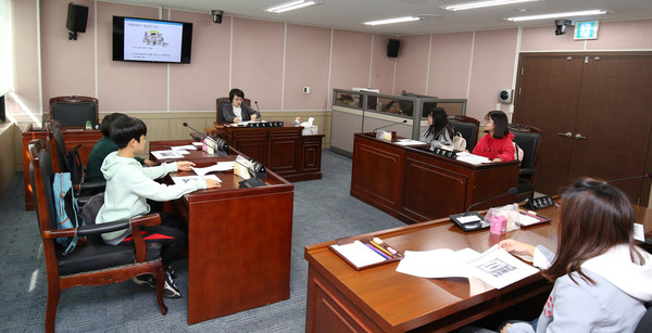 ▲ 지방의회에 대해 배우는 가석초 6학년 학생회.