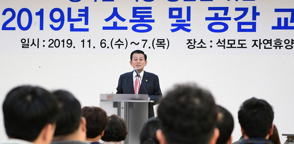 ▲ 본 교육에 앞서 인사말을 하고 있는 유천호 강화군수.