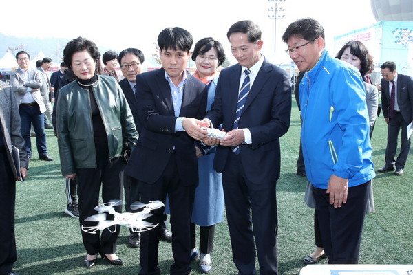 ▲ 2019 고양드론경진대회에 참가한 이재준 고양시장.