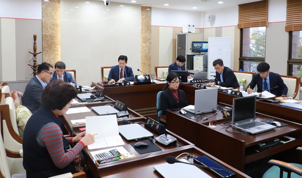 ▲ 통복천 수질 개선 특위 업무 청취.