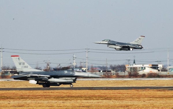 ▲ 경기도 평택시 주한미공군 오산기지에서 이동하고 있는 F-16 전투기들. /뉴시스