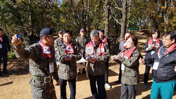 ▲ 예비군훈련장을 방문한 이강호 남동구청장(왼쪽에서 두번째).