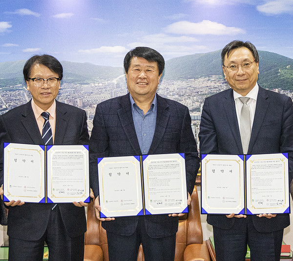 ▲ 작전여고‧경인여대 산학협력단과 협약을 체결한 박형우 계양구청장(가운데).