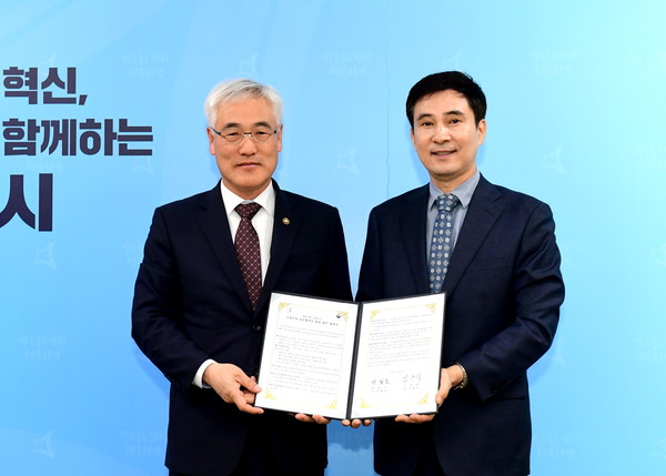 ▲ 업무협약 체결 기념촬영을 하는 서철모 화성시장(오른쪽).