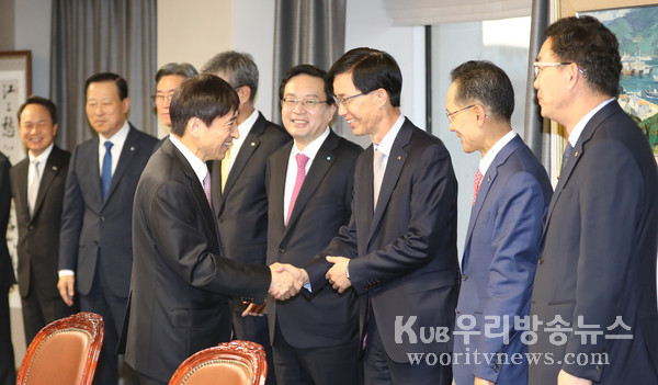 ▲ 은행장들과 인사하는 이주열 한국은행 총재.