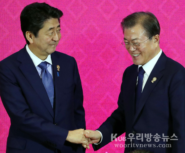 ▲ 아베 신조 총리와 악수하는 문 대통령. /뉴시스