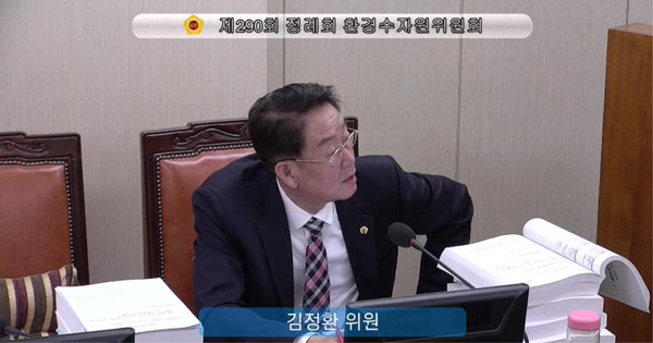 ▲ 질의하는 김정환 의원.