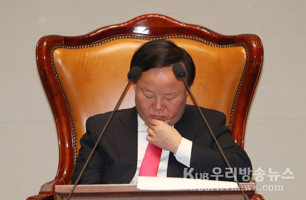 ▲ 자료 검토하는 김재원 예결위원장.