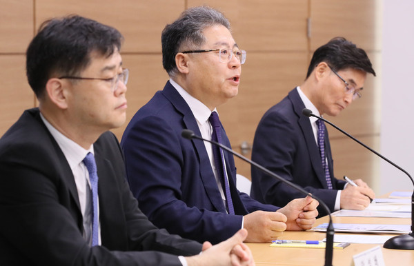 ▲ 세계 경제에 대해 설명하는 대외경제정책연구원 이재영 원장. /뉴시스