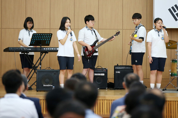 ▲ 전남교육청 월례조회에서 공연하는 목포영화중 시나브로팀