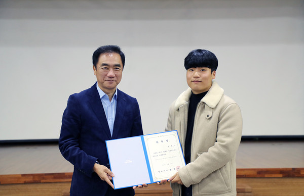 ▲ 제1기 청년네트워크 발대식 기념 촬영을 하는 정장선 평택시장.