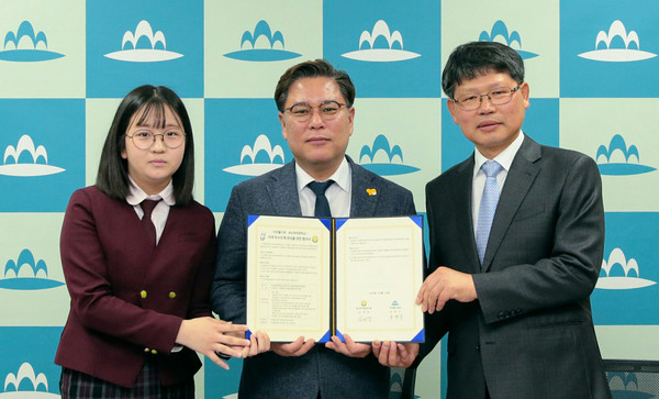 ▲ 관교여중과 사격 우수인재 양성 업무협약을 체결한 김정식 미추홀구청장(가운데).