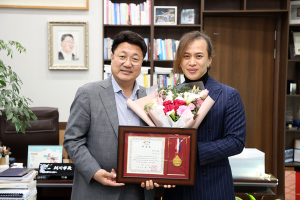 ▲ 세계적인 드럼 연주자인 ‘리노’ 문화예술 홍보대사로 위촉 기념 촬영.