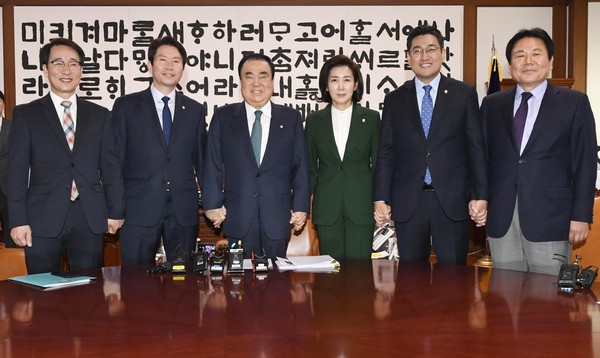▲ 기념촬영하는 문 의장과 여야3당 참석자들.
