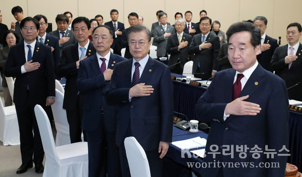 ▲ 왼쪽부터 성윤모 산업통상자원부 장관, 진영 행정안전부 장관, 홍남기 경제부총리 겸 기획재정부 장관, 문재인 대통령, 이낙연 국무총리.