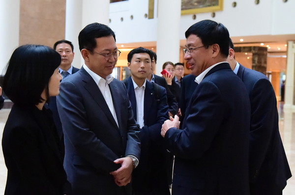 ▲ 왕루밍 中 웨이하이시 서기(오른쪽)를 접견하는 박남춘 인천시장.