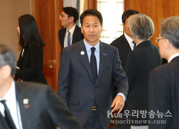 ▲ 회담장 나서는 임종석 UAE 특임외교특별보좌관. /뉴시스