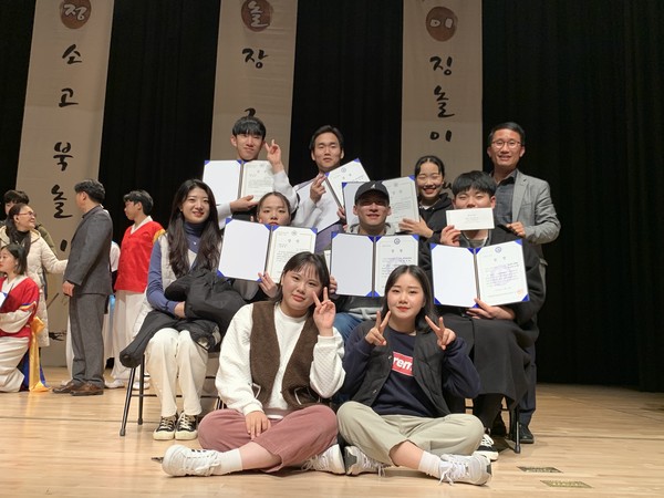 ▲ ‘제27회 정읍 전국농악명인대회’ 고등부 단체부문에서 최우수상을 수상한 광주중앙고 광지원농악반.