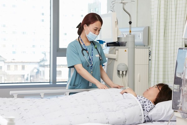 ▲ 간호·간병통합서비스를 받으며 환자가 만족해 하고 있다.