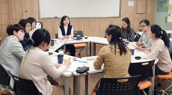 ▲ 중국 강소성시직업대학 교수진과 간담회를 하고 있는 호남대 뷰티미용학과.