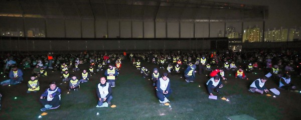 ▲ ‘정서진 드론페스티벌’에서 동시비행하는 드론을 조종하는 참가자들.