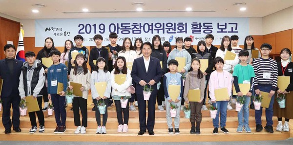 ▲ 아동참여위원회와 기념촬영하는 백군기 용인시장(맨앞줄 가운데).