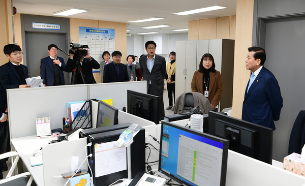 ▲ 단군콜센터를 방문해 직원들을 격려하는 유천호 강화군수.