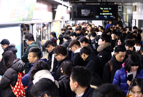 ▲ 출근길 열차 기다리는 시민들.