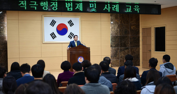 ▲ 적극행정 법제 및 사례교육에서 인사말하는 유천호 강화군수.