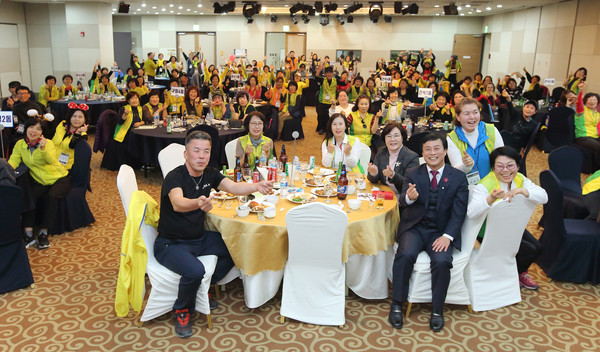 ▲ 문화역사탐방 및 우수사례 발표회 기념촬영하는 이강호 남동구청장(맨앞 오른쪽에서 두번째).