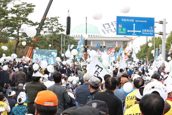 ▲ 국회 앞 날아오른 ‘타다 반대’ 풍선들.