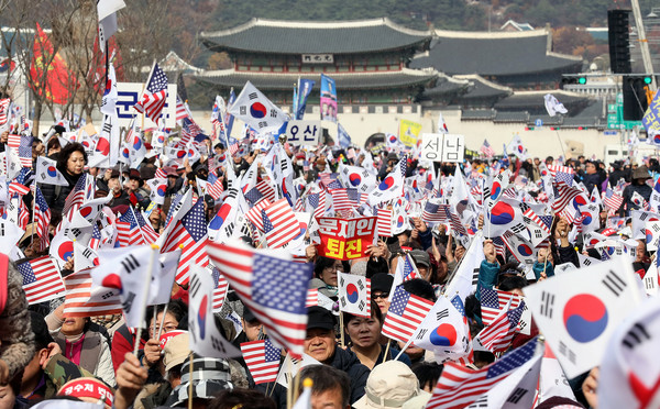 ▲ 태극기 흔드는 보수집회 참가자들.