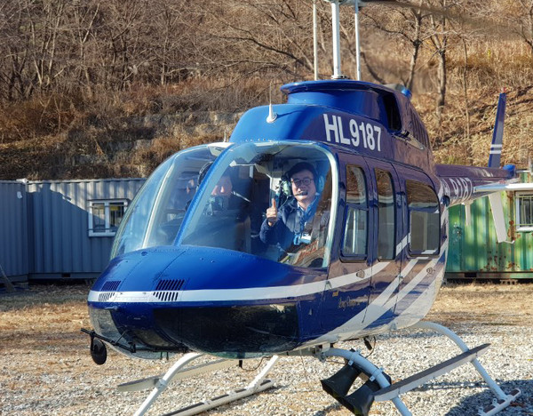 ▲ 항공예찰을 위해 헬기에 탑승한 이대직 이천시 부시장.