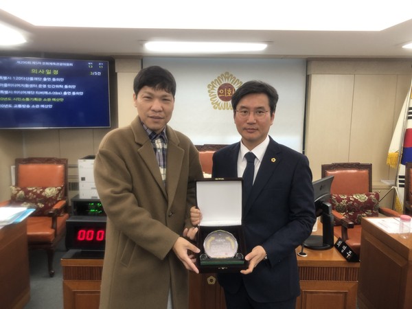 ▲ 서울시의회 김호진 의원, 한국소아당뇨인협회 의정활동대상 수상(오른쪽).