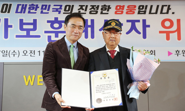 ▲ 한기현 육군 상사(오른쪽)에게 화랑무공훈장을 전수한 정잔선 평택시장.