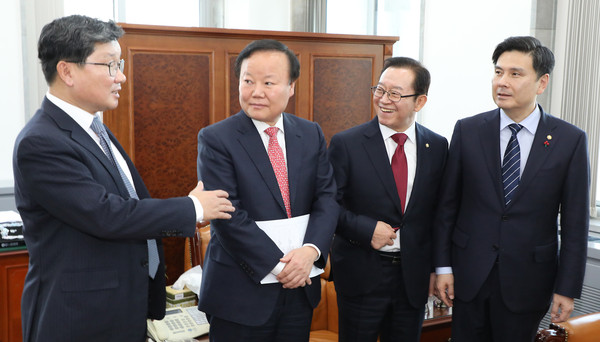 ▲ 의견 나누는 김재원 예결위원장과 여야 간사들.