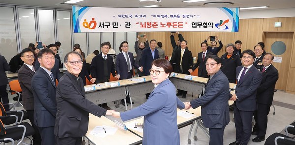 ▲ 치매 정복을 위해 16개 기관과 손잡은 이재현 인천 서구청장(오른쪽에서 두번째).