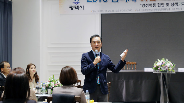 ▲ 정책포럼에서 축사하는 정장선 평택시장.
