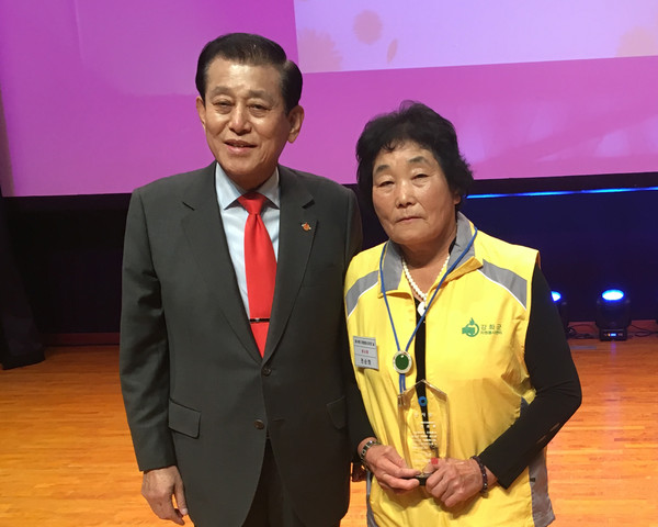 ▲ 유천호 강화군수(왼쪽)와 자원봉사왕 선정 기념촬영하는 전순희 씨.
