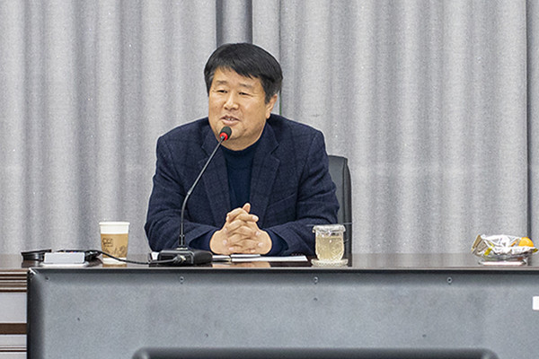▲ 청년인턴들의 의견을 청취하는 박형우 계양구청장.