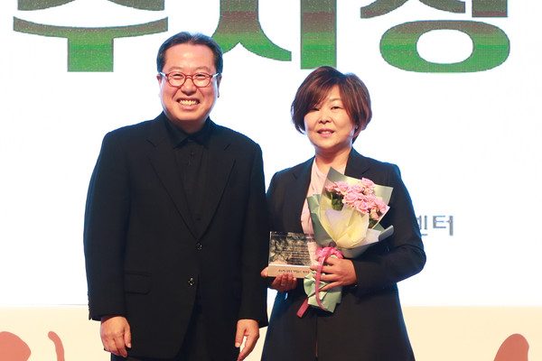 ▲ 수상자와 기념촬영하는 조광한 남양주시장(왼쪽).