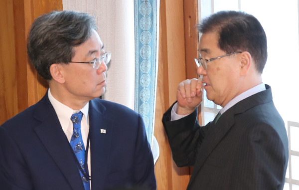 ▲ 대화 나누는 정의용(오른쪽) 국가안보실장과 김현종 국가안보실 제2차장.	/뉴시스